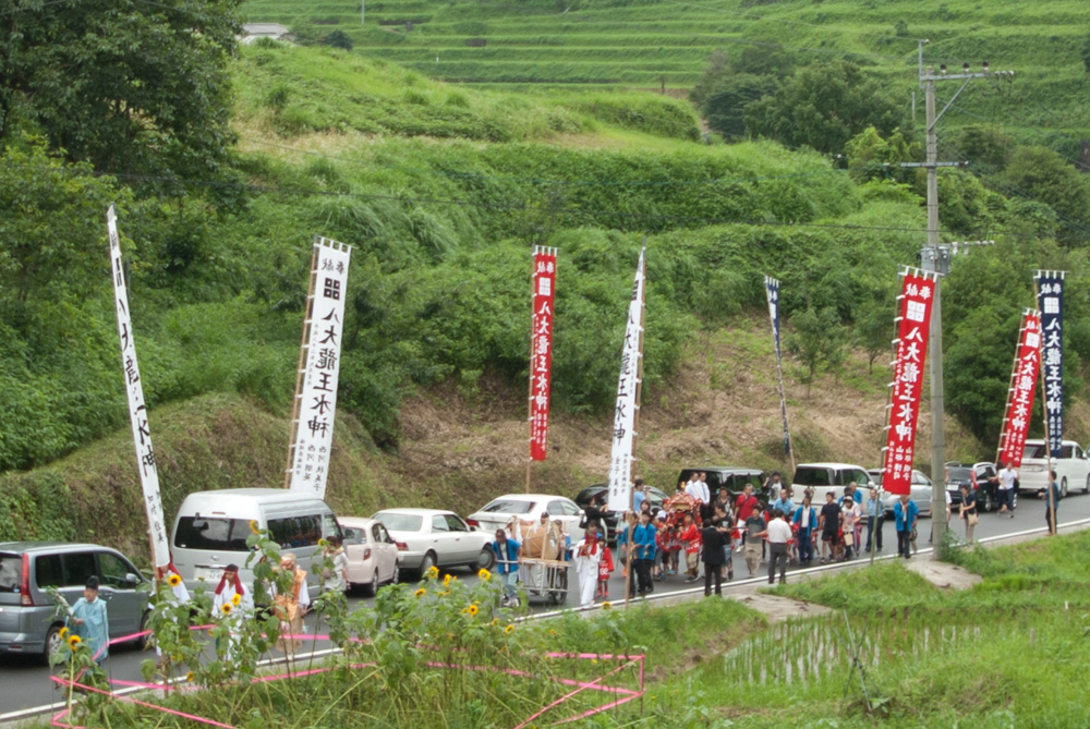 神楽隊、太鼓、御神輿と続く隊列